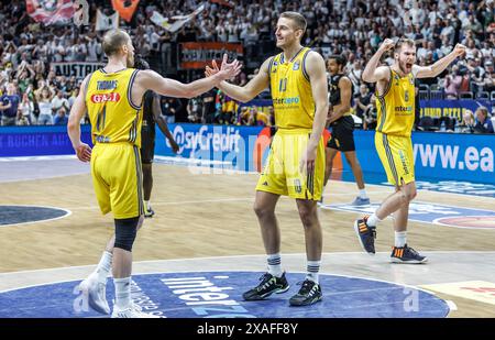 Berlin, Allemagne. 06 juin 2024. Basket-ball : Bundesliga, Alba Berlin - Niners Chemnitz, championnat, demi-finale, journée 5, Uber Arena. Matt Thomas de Berlin (G-d) et Tim Schneider High-Five après la victoire. Malte Delow fête. Crédit : Andreas Gora/dpa/Alamy Live News Banque D'Images