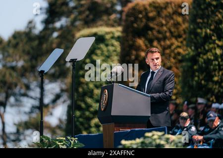 Colleville-sur-mer, France. 06 juin 2024. Le président français Emmanuel Macron prononce une allocution à l’occasion du 80e anniversaire du jour J de la seconde Guerre mondiale au cimetière américain de Normandie, le 6 juin 2024, à Colleville-sur-mer, en France. Macron a accueilli les dirigeants mondiaux pour marquer le 80e anniversaire du jour J. Crédit : Sgt. Landon carter/US Army photo/Alamy Live News Banque D'Images