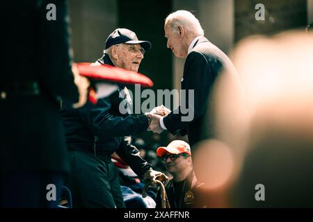 Colleville-sur-mer, France. 06 juin 2024. U. Le président Joe Biden, à droite, salue les vétérans du jour J de la seconde Guerre mondiale qui ont combattu à Omaha Beach lors d’un événement au cimetière américain de Normandie, le 6 juin 2024, à Colleville-sur-mer, en France. Biden s’est joint à d’autres leaders mondiaux pour marquer le 80e anniversaire du jour J. Crédit : Sgt. Landon carter/US Army photo/Alamy Live News Banque D'Images