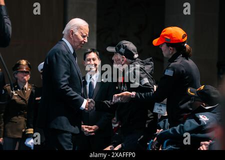 Colleville-sur-mer, France. 06 juin 2024. U. Le président Joe Biden, à gauche, salue les vétérans du jour J de la seconde Guerre mondiale qui ont combattu à Omaha Beach lors d’un événement au cimetière américain de Normandie, le 6 juin 2024, à Colleville-sur-mer, en France. Biden s’est joint à d’autres leaders mondiaux pour marquer le 80e anniversaire du jour J. Crédit : Sgt. Landon carter/US Army photo/Alamy Live News Banque D'Images
