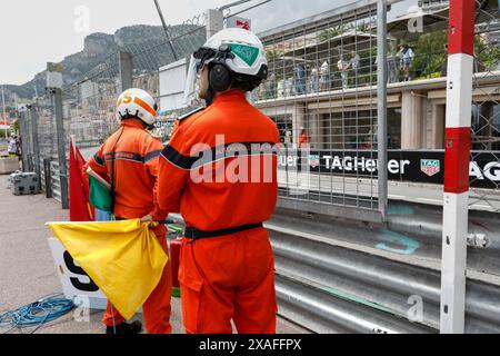 Monte Carlo, Principauté de Monaco. 24 mai 2024. Grand Prix de formule 1 de Monaco au circuit de Monaco à Monte Carlo. Sur la photo : Maréchal avec drapeau jaune sur l'avenue d'Ostende lors de la première séance d'essais © Piotr Zajac/Alamy Live News Banque D'Images