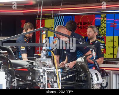 Montréal, Canada. 6 juin 2024. Les mécaniciens d'Oracle Red Bull travaillent sur la voiture de Max Verstappen en préparation pour les essais du Grand Prix du Canada de formule 1 o Friday Credit ; Richard Prudhomme/Alamy Live News Banque D'Images