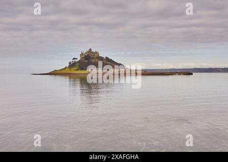 St Michael's Mount dans la lumière tôt le matin et une marée descendante ; Marazion, près de Penzance, Cornouailles, Grande-Bretagne. Banque D'Images