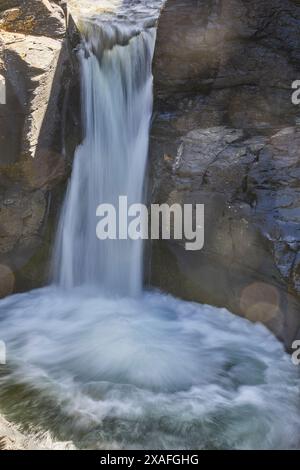 Une cascade sans nom enfermée dans une gorge étroite ; Rocky Valley, près de Tintagel, Cornouailles, Grande-Bretagne. Banque D'Images