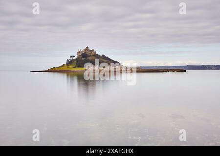 St Michael's Mount dans la lumière tôt le matin et une marée descendante ; Marazion, près de Penzance, Cornouailles, Grande-Bretagne. Banque D'Images