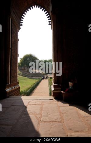 Delhi, Inde : Qutb Complex. Porte antique dans le jardin du complexe Banque D'Images