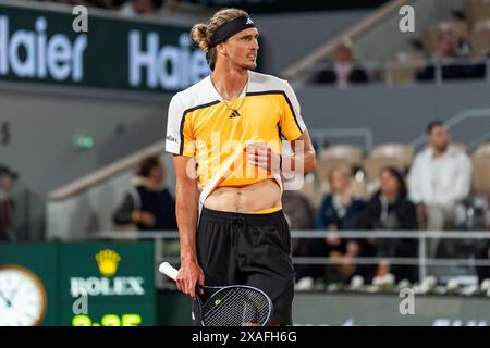 PARIS, FRANCE - 4 JUIN : Alexander Zverev, de l'Allemagne, réagit lors du 9e jour de l'Open de France 2024 à Roland Garros le 4 juin 2024 à Paris, France. (Photo de Marleen Fouchier/Agence BSR) Banque D'Images