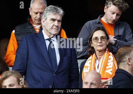 ROTTERDAM - (de gauche à droite) le président de la KNVB Frank Paauw, la directrice générale de la KNVB Marianne van Leeuwen lors du match amical Interland entre les pays-Bas et le Canada au Feyenoord Stadium de Kuip le 6 juin 2024 à Rotterdam, aux pays-Bas. ANP MAURICE VAN STEEN Banque D'Images