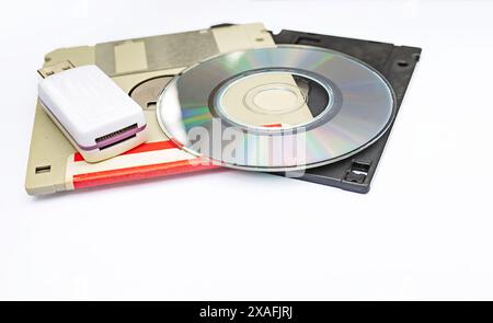 Vintage rétro stockage de données électroniques, mémoire externe dans l'organisation informatique, appareils des années 80, 90, disque cd, lecteurs flash. Blanc isolé Banque D'Images