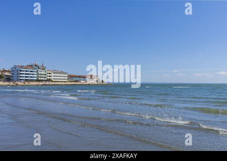 Photo panoramique de la ville de Grado depuis la plage de la mer Adriatique avec un ciel bleu au-dessus par jour ensoleillé Banque D'Images