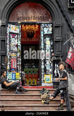 Search & Destroy est un magasin de vêtements d'occasion Punk-Rock sur St Marks place dans l'East Village, 2024, NYC, États-Unis Banque D'Images