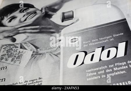 Viersen, Allemagne - 9 mai. 2024 : ancien magazine rétro allemand Odol publicité pour le bain de bouche de 1964 Banque D'Images