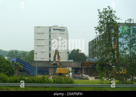 Gand, Belgique - 22 mai 2023 : une grande pelle démolit un bâtiment avec la signalisation Residence Inn by Marriott aux pays-Bas. Banque D'Images