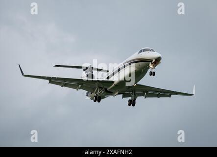 Chester, Royaume-Uni. Jeudi 6 juin 2024. Son Altesse Royale le Prince William arrive à l'aéroport de Hawarden à bord d'un Embraer Legacy 600 exploité par Global Kapital Group avant le mariage du 7ème duc de Westminster, Hugh Grosvenor, puis bientôt duchesse de Westminster, Miss Olivia Henson, à la cathédrale de Chester le vendredi 7 juin 2024. Crédit JTW Aviation images / Alamy Live News Banque D'Images