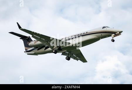 Chester, Royaume-Uni. Jeudi 6 juin 2024. Son Altesse Royale le Prince William arrive à l'aéroport de Hawarden à bord d'un Embraer Legacy 600 exploité par Global Kapital Group avant le mariage du 7ème duc de Westminster, Hugh Grosvenor, puis bientôt duchesse de Westminster, Miss Olivia Henson, à la cathédrale de Chester le vendredi 7 juin 2024. Crédit JTW Aviation images / Alamy Live News Banque D'Images