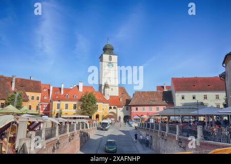 Vue imprenable sur la petite place et la Tour du Conseil dans le centre de la ville de Sibiu. Scène impressionnante de Transylvanie. Localisation : Sibiu, région de Transylvanie, Banque D'Images