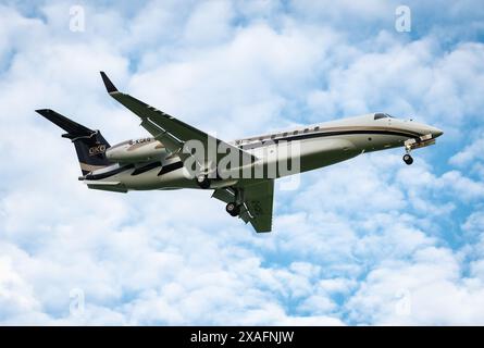 Chester, Royaume-Uni. Jeudi 6 juin 2024. Son Altesse Royale le Prince William arrive à l'aéroport de Hawarden à bord d'un Embraer Legacy 600 exploité par Global Kapital Group avant le mariage du 7ème duc de Westminster, Hugh Grosvenor, puis bientôt duchesse de Westminster, Miss Olivia Henson, à la cathédrale de Chester le vendredi 7 juin 2024. Crédit JTW Aviation images / Alamy Live News Banque D'Images