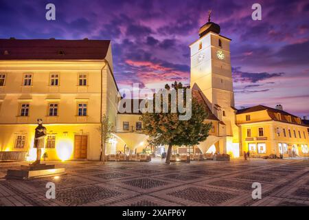 Vue imprenable sur la petite place et la Tour du Conseil dans le centre de la ville de Sibiu. Scène impressionnante de Transylvanie. Localisation : Sibiu, région de Transylvanie, Banque D'Images