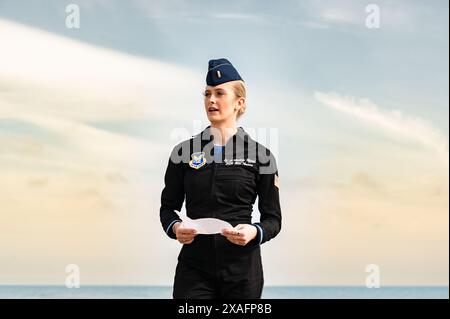 Vierville-sur-mer, France. 03 juin 2024. U. S Air Force 2nd Lt. Madison Marsh, couronnée Miss America 2024, filme une vidéo expliquant l’importance de rendre hommage à l’héritage du jour J sur Omaha Beach, le 3 juin 2024, à Vierville-sur-mer, en Normandie, France. Marsh, diplômée de l'US Air Force Academy âgée de 22 ans, est le premier officier militaire en service actif à détenir la couronne en tant que Miss Amérique. Crédit : Miriam Thurber/U. S Air Force photo/Alamy Live News Banque D'Images