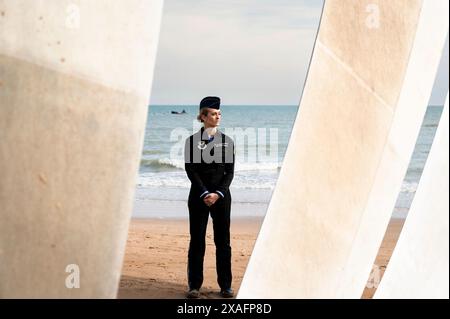 Vierville-sur-mer, France. 03 juin 2024. U. S Air Force 2nd Lt. Madison Marsh, couronnée Miss America 2024, voit le Mémorial d'Omaha Beach lors du tournage d'une vidéo expliquant l'importance de rendre hommage à l'héritage du jour J, le 3 juin 2024, à Vierville-sur-mer, en Normandie, France. Marsh, diplômée de l'US Air Force Academy âgée de 22 ans, est le premier officier militaire en service actif à détenir la couronne en tant que Miss Amérique. Crédit : Miriam Thurber/U. S Air Force photo/Alamy Live News Banque D'Images