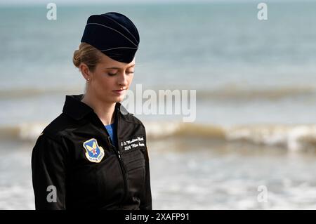 Vierville-sur-mer, France. 03 juin 2024. U. S Air Force 2nd Lt. Madison Marsh, couronnée Miss America 2024, filme une vidéo expliquant l’importance de rendre hommage à l’héritage du jour J sur Omaha Beach, le 3 juin 2024, à Vierville-sur-mer, en Normandie, France. Marsh, diplômée de l'US Air Force Academy âgée de 22 ans, est le premier officier militaire en service actif à détenir la couronne en tant que Miss Amérique. Crédit : Miriam Thurber/U. S Air Force photo/Alamy Live News Banque D'Images