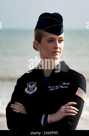 Vierville-sur-mer, France. 03 juin 2024. U. S Air Force 2nd Lt. Madison Marsh, couronnée Miss America 2024, filme une vidéo expliquant l’importance de rendre hommage à l’héritage du jour J sur Omaha Beach, le 3 juin 2024, à Vierville-sur-mer, en Normandie, France. Marsh, diplômée de l'US Air Force Academy âgée de 22 ans, est le premier officier militaire en service actif à détenir la couronne en tant que Miss Amérique. Crédit : Miriam Thurber/U. S Air Force photo/Alamy Live News Banque D'Images