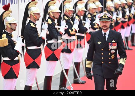 Saint Laurent sur mer, France. 06 juin 2024. Le prince héritier de Norvège Haakon assiste à la cérémonie commémorative internationale à Omaha Beach marquant le 80e anniversaire du débarquement allié du jour J de la seconde Guerre mondiale en Normandie, à Saint-Laurent-sur-mer, dans le nord-ouest de la France, le 6 juin 2024. Photo de Jacques Witt/Pool/ABACAPRESS. COM Credit : Abaca Press/Alamy Live News Banque D'Images