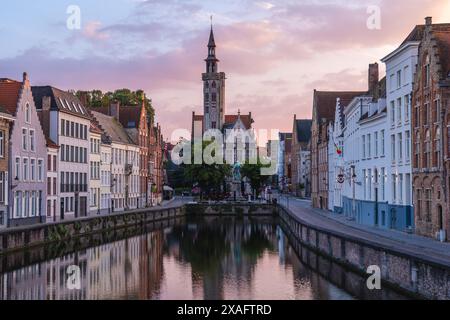 Paysage de Spiegelrei, un cours d'eau et une rue dans le centre de Bruges, Belgique. Banque D'Images