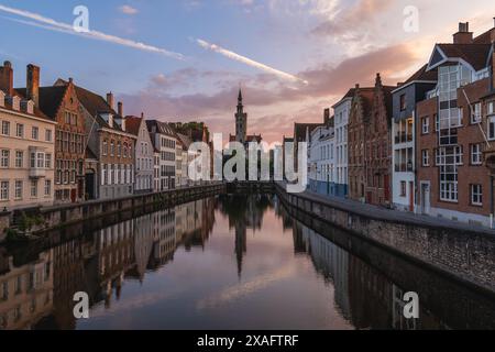 Paysage de Spiegelrei, un cours d'eau et une rue dans le centre de Bruges, Belgique. Banque D'Images