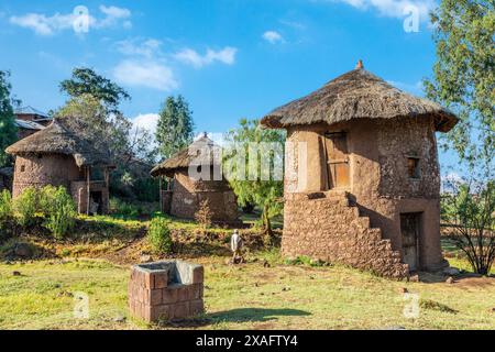 Village éthiopien traditionnel avec des maisons rondes en pierre de toit de chaume, Lalibela, région d'Amhara, Ethiopie. Banque D'Images