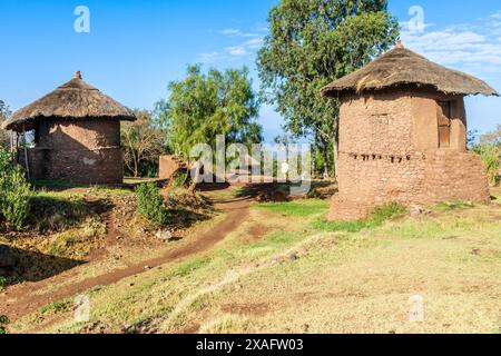 Village éthiopien traditionnel avec des maisons rondes en pierre de toit de chaume, Lalibela, région d'Amhara, Ethiopie. Banque D'Images