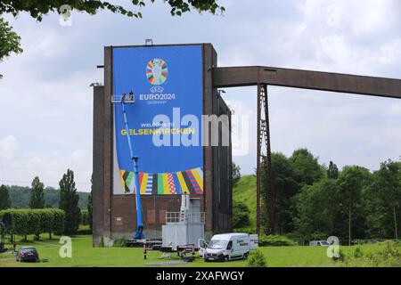 06.06.2024 Gelsenkirchen, Das Gelände der Zeche Nordstern ist ein ehemaliges Steinkohlenbergwerk in Gelsenkirchen-Horst. während der EURO24 ist hier eine fanzone vorgesehen, es soll auch ein public affichage statt finden. Ein riesiges Banner an einem ehemaligen Kohlebunker wirbt für das internationale Ereignis. *** 06 06 2024 Gelsenkirchen, le site de la mine Nordstern est une ancienne mine de charbon à Gelsenkirchen Horst Une zone de fans est prévue ici pendant EURO24, et un événement public aura également lieu Une énorme bannière sur un ancien bunker de charbon annonce l'événement international Banque D'Images