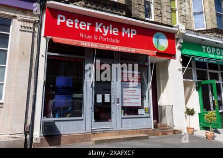 Hove, Royaume-Uni. 5 juin 2024. Les bureaux de Peter Kyle, candidat du Parti travailliste pour Hove et Portslade. Peter Kyle, secrétaire d'État fantôme aux Sciences, à l'innovation et à la technologie depuis 2023, a été député de Hove entre 2015 et 2024. Crédit : Mark Kerrison/Alamy Live News Banque D'Images