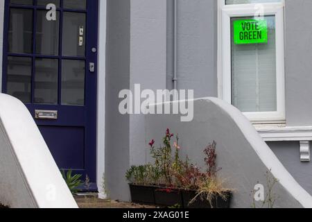 Brighton, Royaume-Uni. 5 juin 2024. Une affiche vote vert est affichée dans la vitrine d'une maison dans la circonscription du pavillon Brighton. Le candidat du Parti Vert Sian Berry, ancien co-leader du Parti Vert, espère être élu pour remplacer Caroline Lucas, aujourd'hui démissionnée, lors des élections législatives du 4 juillet. Le Parti vert abrite le pavillon Brighton depuis 2010. Crédit : Mark Kerrison/Alamy Live News Banque D'Images