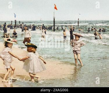 Dans le surf à Rockaway Beach, Queens, New York 1902. Banque D'Images