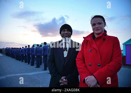 06juin 2024 le maire de Brighton Mohammed Asaduzzaman , le chef du conseil Bella Sankey et les cadets locaux se réunissent à la parade en soirée du 80e anniversaire du jour J "Lighting the Darkness" au Kingsway Hove Beacon Brighton Angleterre . Crédit photo Caron Watson/Alamy Live News Banque D'Images