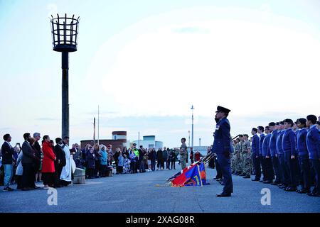 06juin 2024 le maire de Brighton Mohammed Asaduzzaman , le chef du conseil Bella Sankey et les cadets locaux se réunissent à la parade en soirée du 80e anniversaire du jour J "Lighting the Darkness" au Kingsway Hove Beacon Brighton Angleterre . Crédit photo Caron Watson/Alamy Live News Banque D'Images