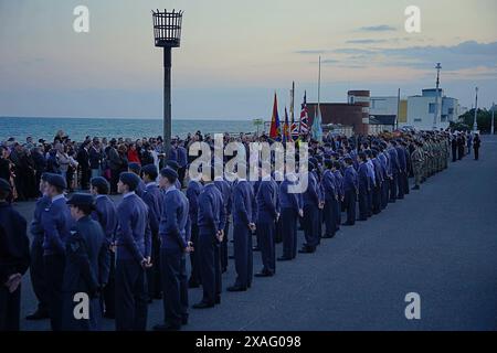 06juin 2024 le maire de Brighton Mohammed Asaduzzaman , le chef du conseil Bella Sankey et les cadets locaux se réunissent à la parade en soirée du 80e anniversaire du jour J "Lighting the Darkness" au Kingsway Hove Beacon Brighton Angleterre . Crédit photo Caron Watson/Alamy Live News Banque D'Images