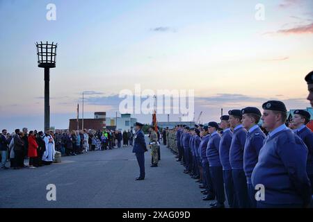 06juin 2024 le maire de Brighton Mohammed Asaduzzaman , le chef du conseil Bella Sankey et les cadets locaux se réunissent à la parade en soirée du 80e anniversaire du jour J "Lighting the Darkness" au Kingsway Hove Beacon Brighton Angleterre . Crédit photo Caron Watson/Alamy Live News Banque D'Images