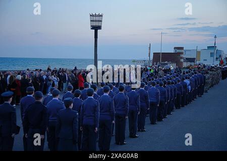 06juin 2024 le maire de Brighton Mohammed Asaduzzaman , le chef du conseil Bella Sankey et les cadets locaux se réunissent à la parade en soirée du 80e anniversaire du jour J "Lighting the Darkness" au Kingsway Hove Beacon Brighton Angleterre . Crédit photo Caron Watson/Alamy Live News Banque D'Images