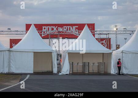 Rock am Ring 2024, 6.6.2024 Noch ist der Haupteingang durch geschlossene Zelte verdeckt - Letzte Arbeiten am Vortag, erste fans sind schon seit Tagen vor Ort, Fast alles ist fertig für Rock am Ring 2024 am Nürburgring Nürburg Nürburgring Rheinland-Pfalz Deutschland *** Rock am Ring 2024, 6 6 2024 L'entrée principale est toujours couverte par des tentes fermées dernier travail la veille, les premiers ventilateurs sont sur place depuis des jours, presque tout est prêt pour Rock am Ring 2024 au Nürburgring Nürburg Nürburgring Rhénanie-Palatinat Allemagne Copyright : xBEAUTIFULxSPORTS/Derixx Banque D'Images