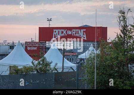 Rock am Ring 2024, 6.6.2024 Der Haupteingang im Sonnenuntergang - Letzte Arbeiten am Vortag, erste fans sind schon seit Tagen vor Ort, Fast alles ist fertig für Rock am Ring 2024 am Nürburgring Nürburg Nürburgring Rheinland-Pfalz Deutschland *** Rock am Ring 2024, 6 6 2024 L'entrée principale au coucher du soleil dernier travail la veille, les premiers fans sont sur place depuis des jours, presque tout est prêt pour Rock am Ring 2024 au Nürburgring Nürburg Nürburgring Rhénanie-Palatinat Allemagne Copyright : xBEAUTIFULxSPORTS/Derixx Banque D'Images