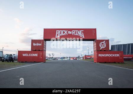 Rock am Ring 2024, 6.6.2024 Der Haupteingang wartet auf den Besucheransturm - Letzte Arbeiten am Vortag, erste fans sind schon seit Tagen vor Ort, Fast alles ist fertig für Rock am Ring 2024 am Nürburgring Nürburg Nürburgring Rheinland-Pfalz Deutschland *** Rock am Ring 2024, 6 6 2024 L'entrée principale attend la ruée des visiteurs travail final la veille, les premiers fans sont sur place depuis des jours, presque tout est prêt pour Rock am Ring 2024 au Nürburgring Nürburg Nürburgring Rhénanie-Palatinat Allemagne Copyright : xBEAUTIFULxSPORTS/Derixx Banque D'Images