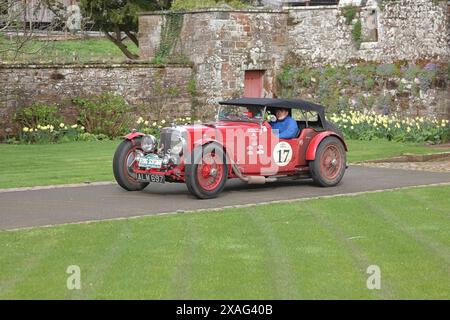 Une Aston Martin le Mans 1933 arrive au Château Rose à Dalston, Cumbria. La voiture participe au Flying Scotsman Rally, un événement gratuit. Banque D'Images