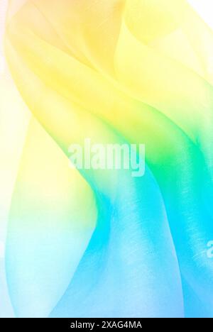 gros plan du fond bleu et jaune de texture de tissu organza Banque D'Images