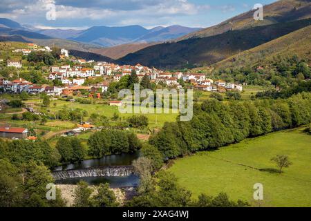 Vallée de la rivière Alvôco, au Portugal, avec le village de Alvôco das Várzeas en évidence entouré de montagnes et la rivière au premier plan. Banque D'Images