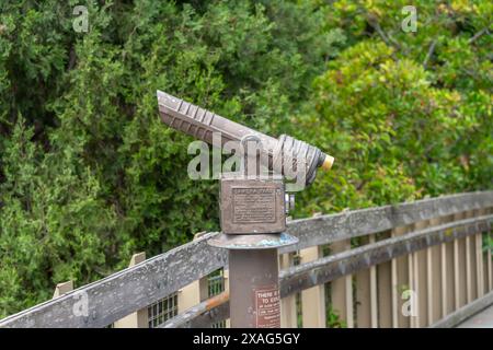 Un télescope public vintage actionné par pièces sur une plate-forme d'observation Banque D'Images