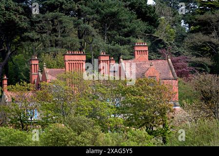 Dublin, Irlande 06, juin, 2024, Red Sutton Castle ou Sutton House dans un style victorien Tudor sur la côte sud de Howth Head, dans la péninsule de Howth, Banque D'Images