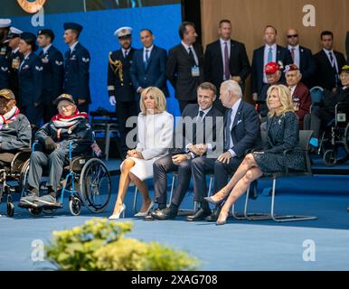 Colleville-sur-mer, France. 06 juin 2024. De gauche à droite : première dame de France Brigitte Macron, président français Emmanuel Macron, U.. Le Président Joe Biden et la première dame Jill Biden ensemble lors du 80e anniversaire du jour J de la seconde Guerre mondiale au cimetière américain de Normandie, le 6 juin 2024, à Colleville-sur-mer, France. Crédit : 1st Lt. Katherine Sibilla/US Army photo/Alamy Live News Banque D'Images