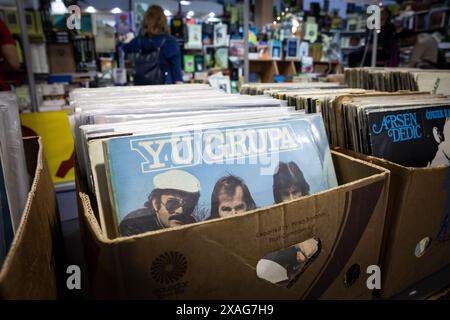 Photo d'un disque vinyle YU grupa en vente à Belgrade, Serbie. YU Grupa est un groupe de rock serbe. Un pionnier dans la combinaison de la musique rock avec les éléments Banque D'Images